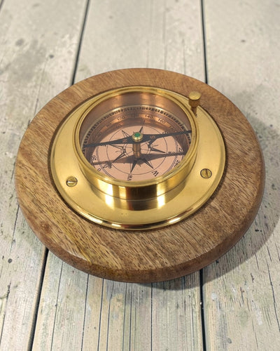 Elegant dekorativt kompas med messingfinish, personlig gravering, 15 cm, ideel gave til rejselystne, lavet af træ og glas
