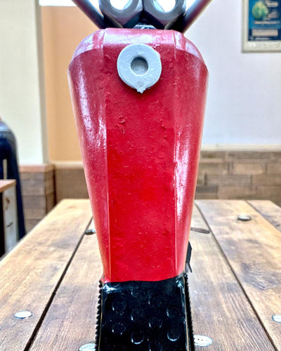 Metalvinreol 40 cm lang, formet som en motorcykel med mulighed for gravering som gave