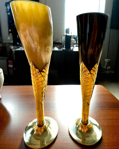 Glas „Håndværkets Ånd” af bøffelhorn og messing – håndlavet i Indien, 22 cm, mulighed for personliggørelse med gravering som gave