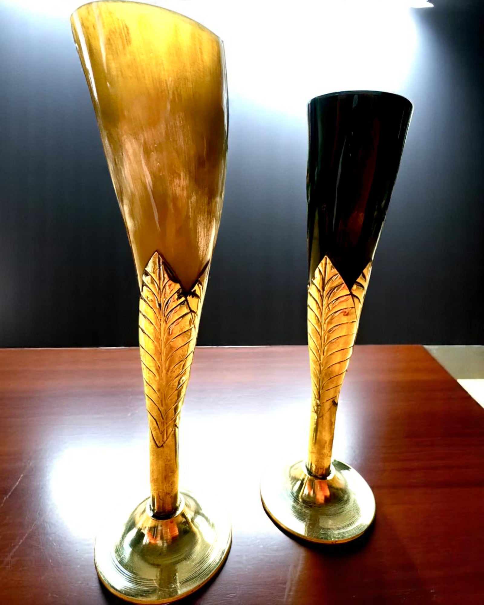 Glas „Håndværkets Ånd” af bøffelhorn og messing – håndlavet i Indien, 22 cm, mulighed for personliggørelse med gravering som gave