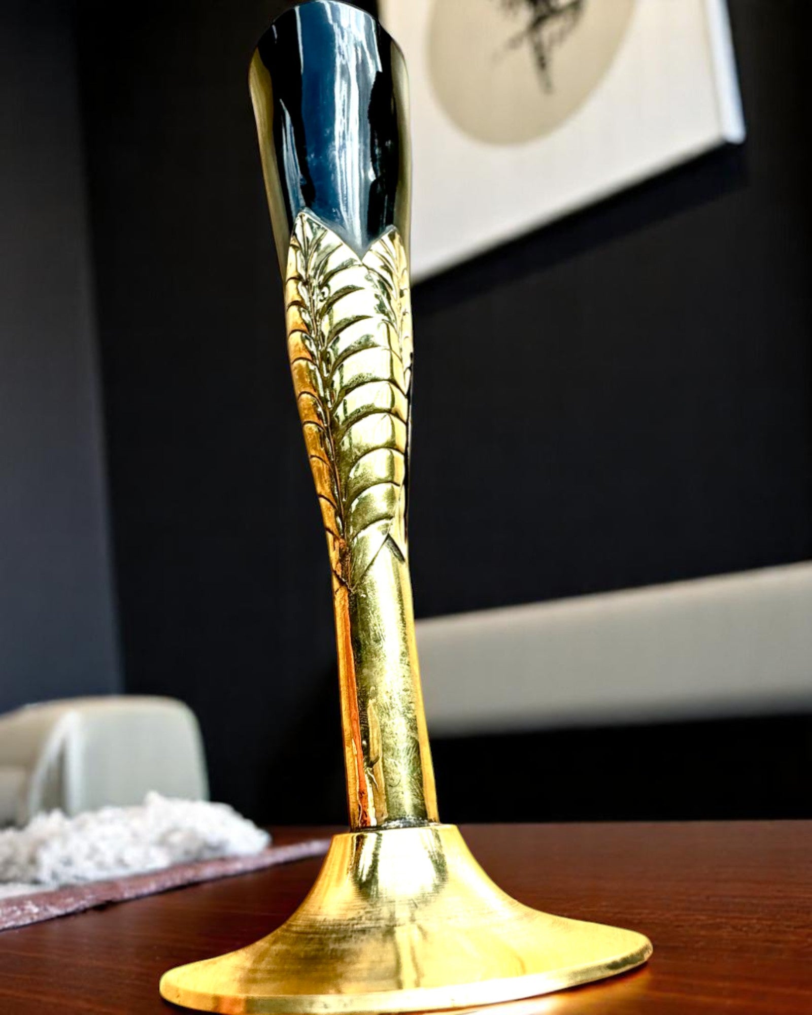 Glas „Håndværkets Ånd” af bøffelhorn og messing – håndlavet i Indien, 22 cm, mulighed for personliggørelse med gravering som gave