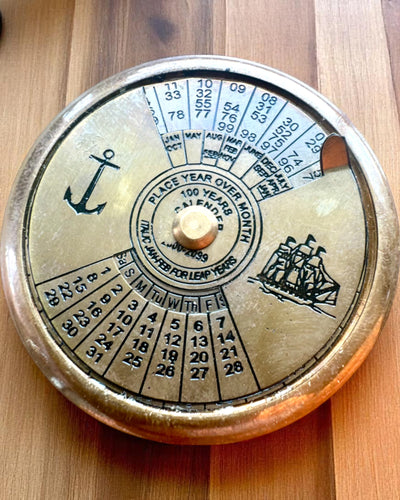 Mini Kaptajnskalender "Navigator" – messingdekoration med sejladsens sjæl, mulighed for gravering som gave, 5 cm i diameter