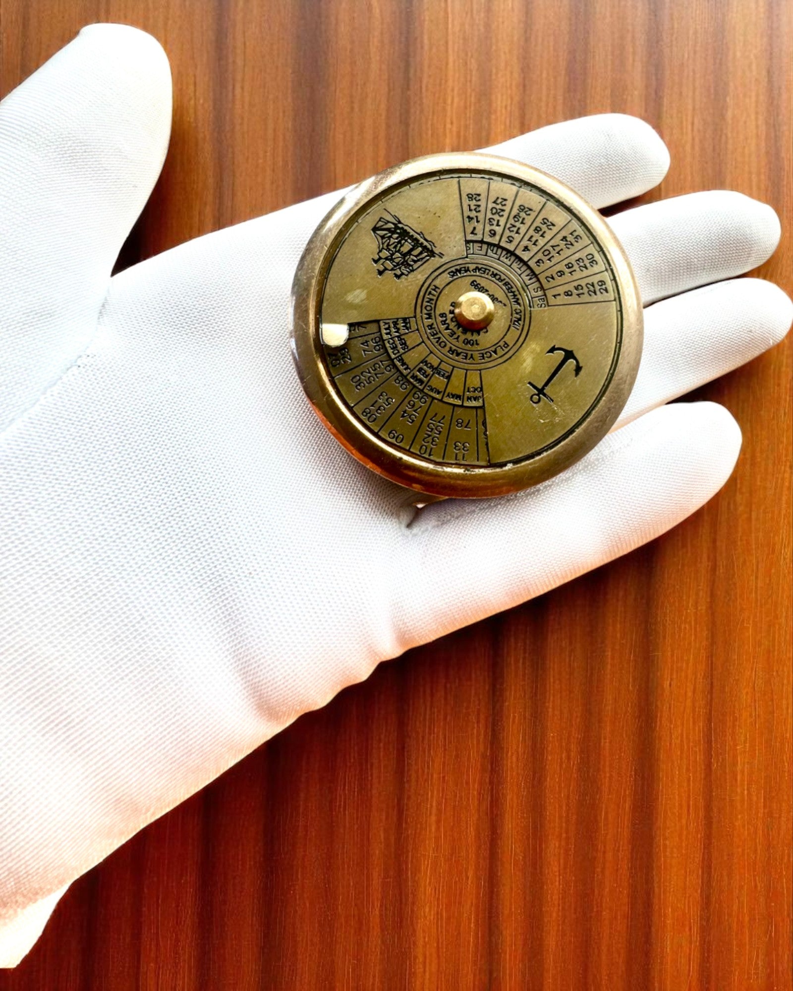 Mini Kaptajnskalender "Navigator" – messingdekoration med sejladsens sjæl, mulighed for gravering som gave, 5 cm i diameter