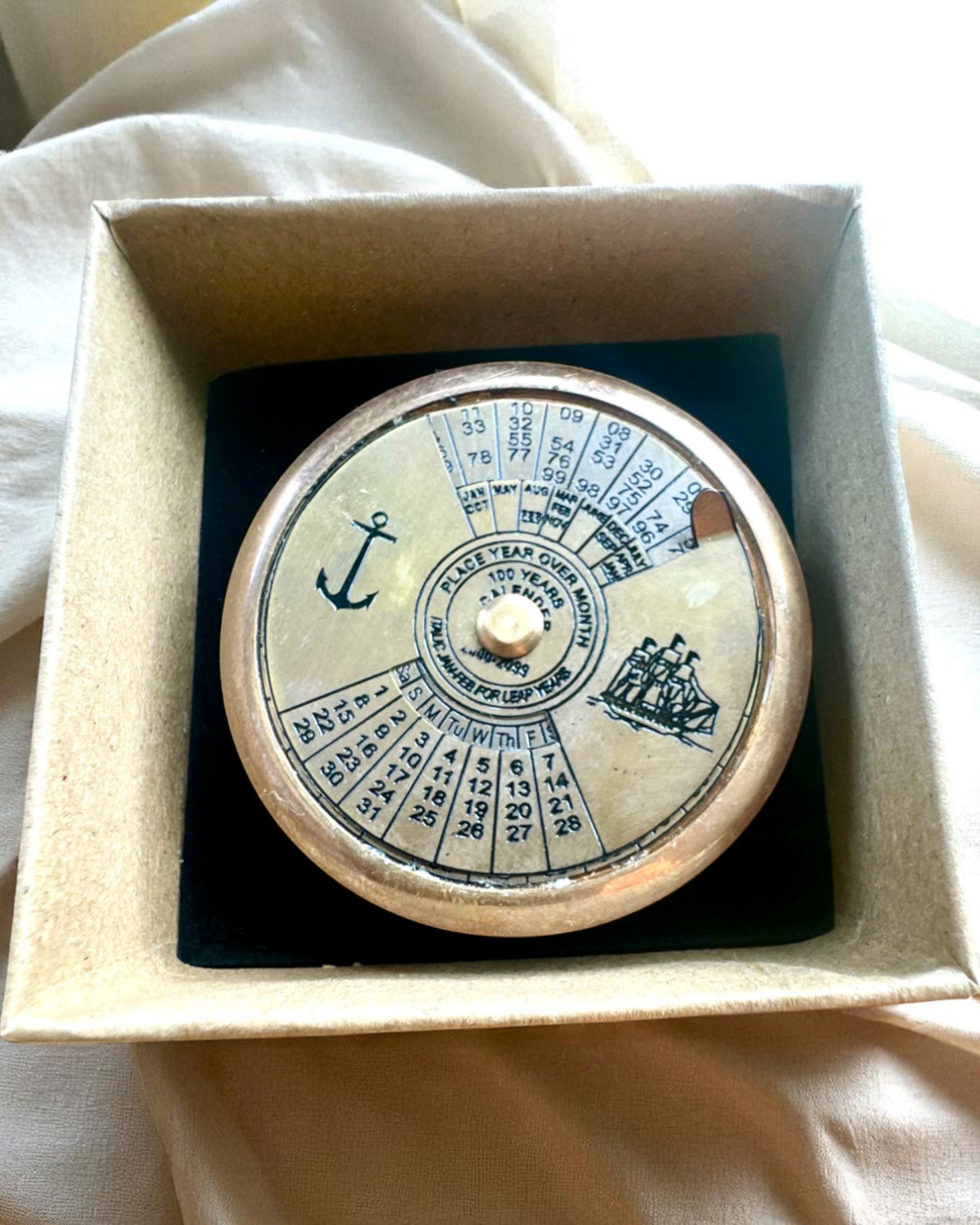 Mini Kaptajnskalender "Navigator" – messingdekoration med sejladsens sjæl, mulighed for gravering som gave, 5 cm i diameter