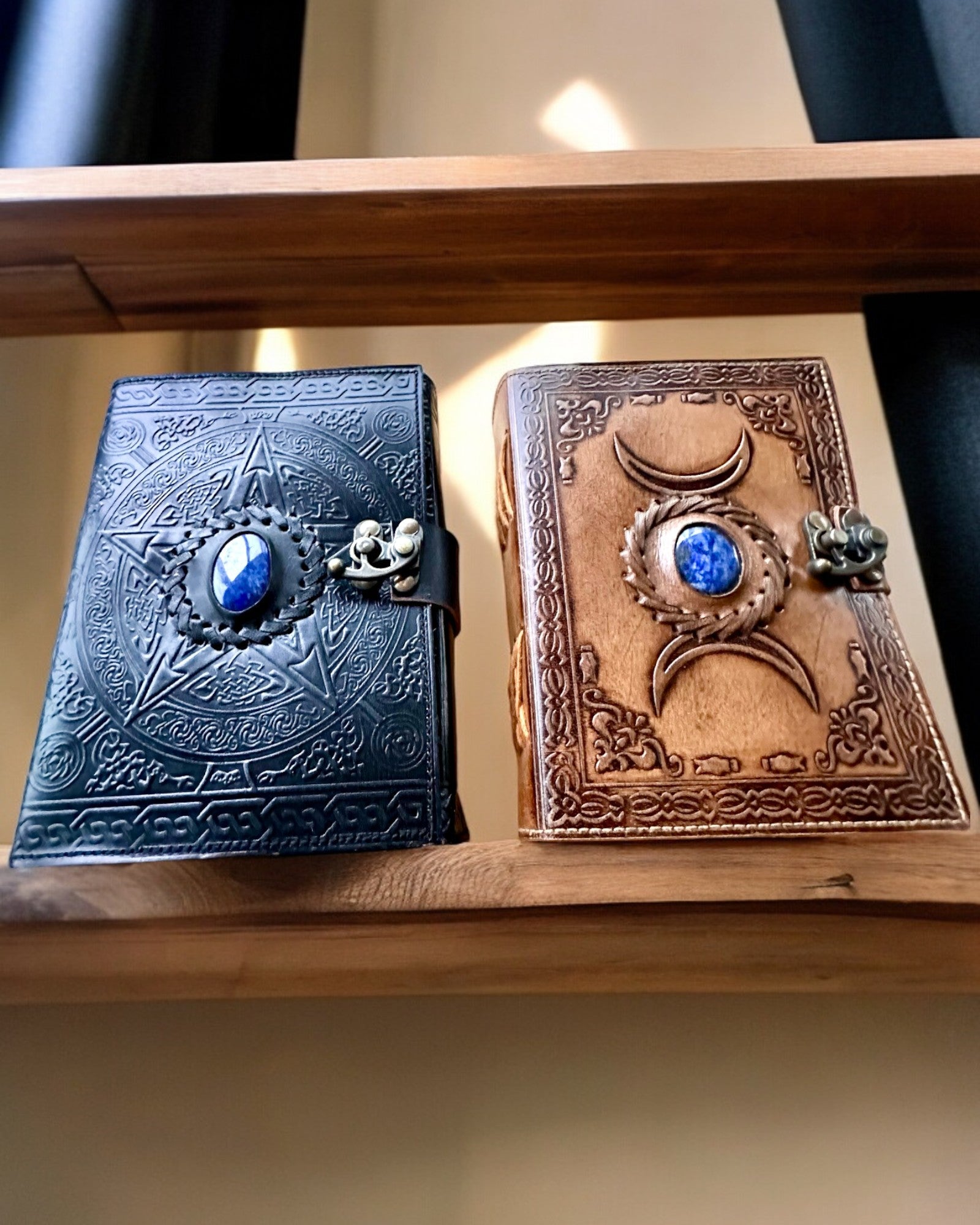 Premium Dagbog, Antik mønster, Lædernotebook "Magisk Krønike" 200 sider, 2 varianter at vælge imellem, personalisering med gravering