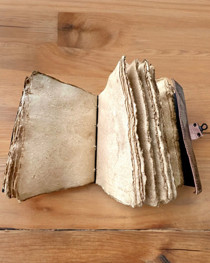 Premium Dagbog, Antik mønster, Lædernotebook "Magisk Krønike" 200 sider, 2 varianter at vælge imellem, personalisering med gravering