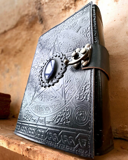 Premium Dagbog, Antik mønster, Lædernotebook "Magisk Krønike" 200 sider, 2 varianter at vælge imellem, personalisering med gravering