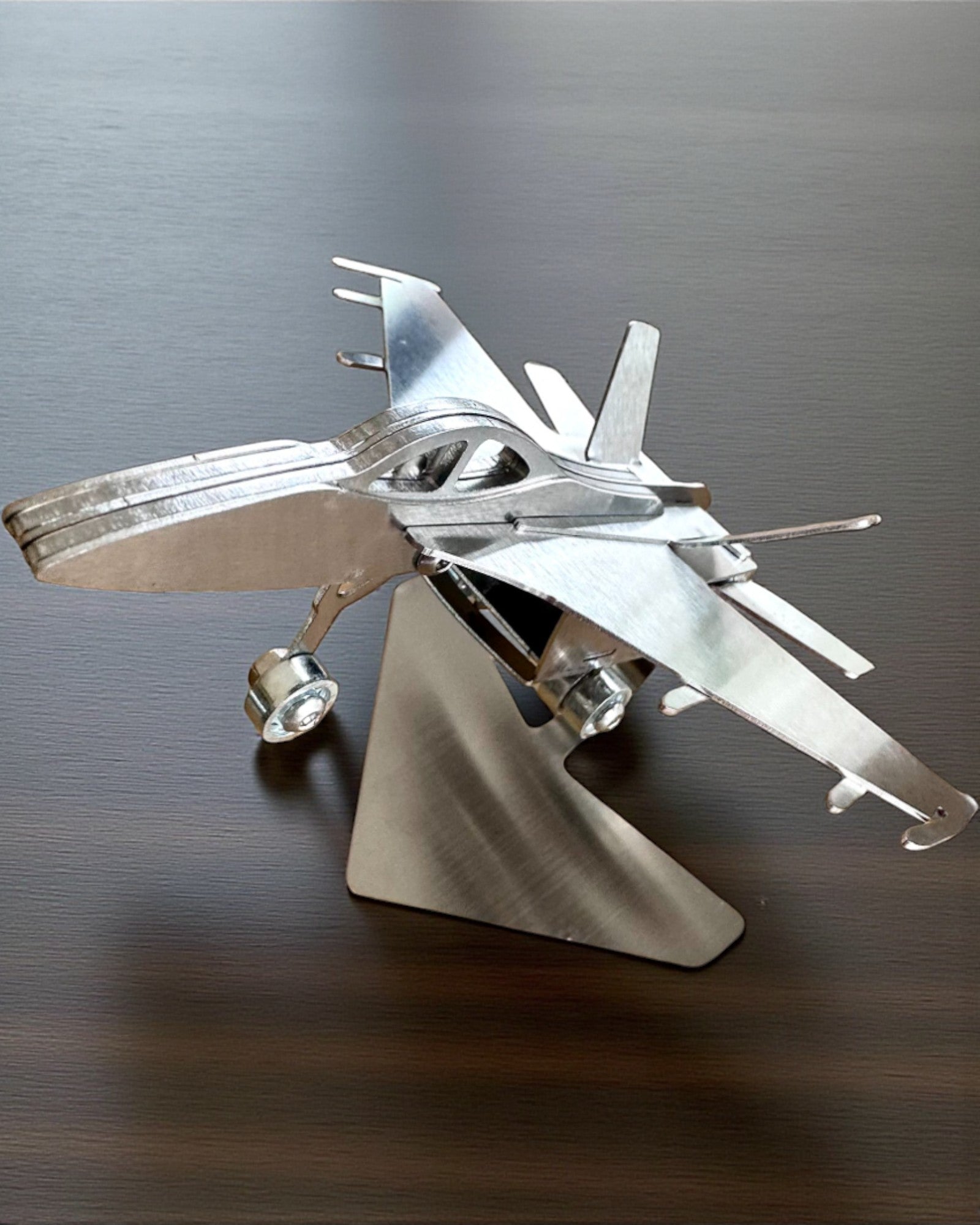 Metalmodel af jagerflyet "SkyRaptor" – rustfrit stål, personlig gravering som gave