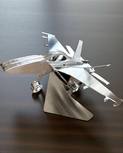 Metalmodel af jagerflyet "SkyRaptor" – rustfrit stål, personlig gravering som gave