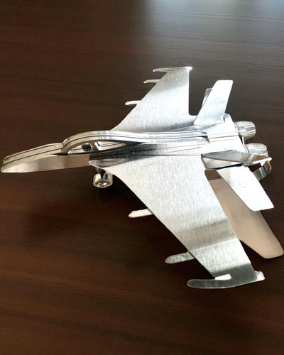 Metalmodel af jagerflyet "SkyRaptor" – rustfrit stål, personlig gravering som gave
