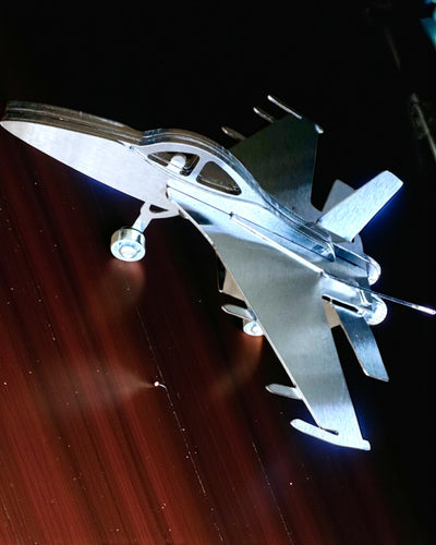 Metalmodel af jagerflyet "SkyRaptor" – rustfrit stål, personlig gravering som gave