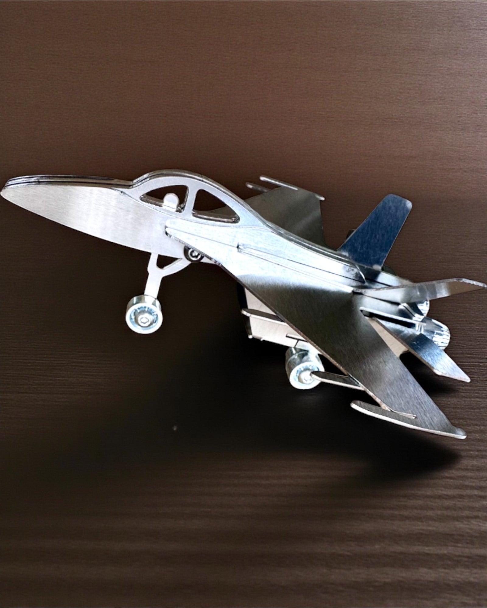 Metalmodel af jagerflyet "SkyRaptor" – rustfrit stål, personlig gravering som gave