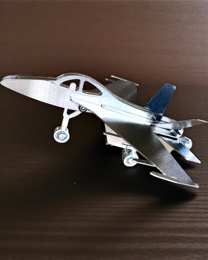 Metalmodel af jagerflyet "SkyRaptor" – rustfrit stål, personlig gravering som gave