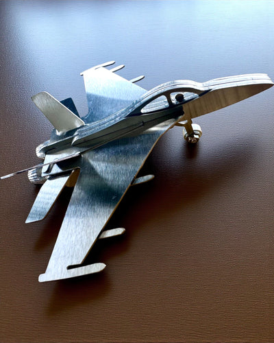 Metalmodel af jagerflyet "SkyRaptor" – rustfrit stål, personlig gravering som gave