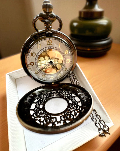 Sort Lommeur „Midnight Elegance”, personalisering til gave med gravering