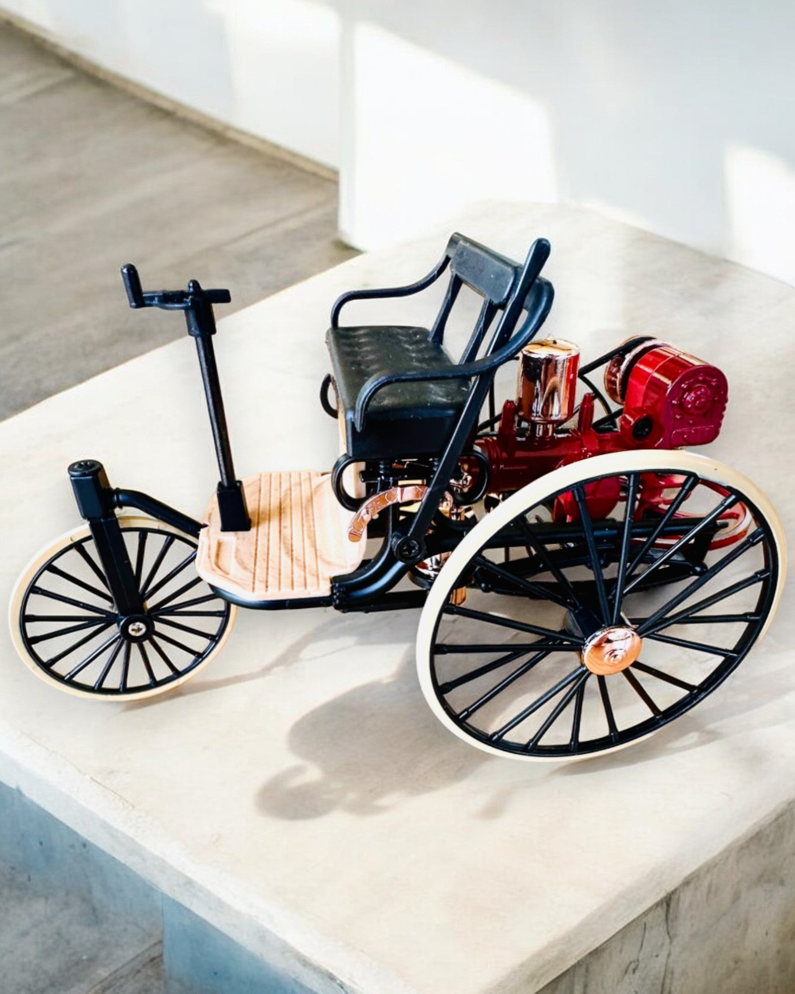 Retro Trehjulet Benz Patent-Motorwagen - Samlermodel, personalisering med gravering som gave