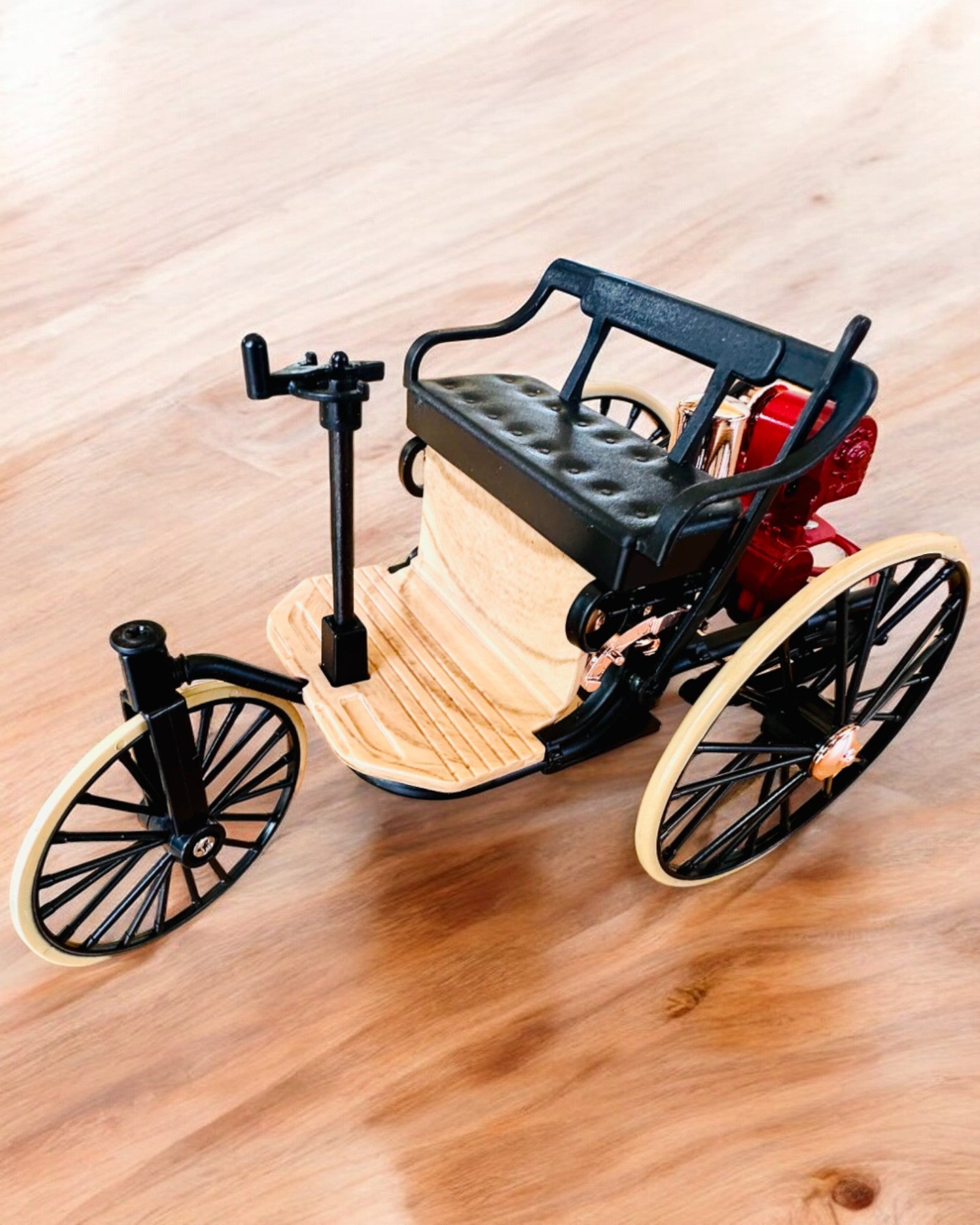 Retro Trehjulet Benz Patent-Motorwagen - Samlermodel, personalisering med gravering som gave