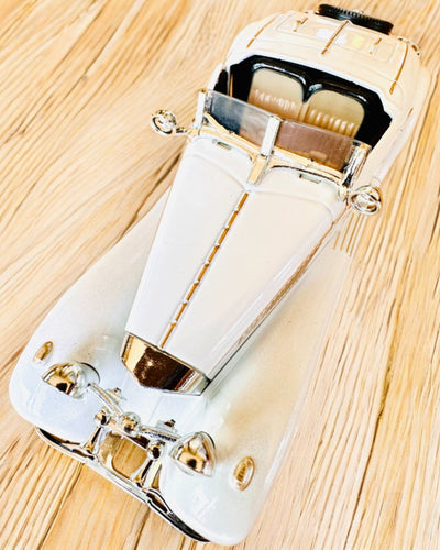 Miniaturemodel af klassiske retrobiler - mulighed for personliggørelse som gave med gravering, 3 varianter at vælge imellem