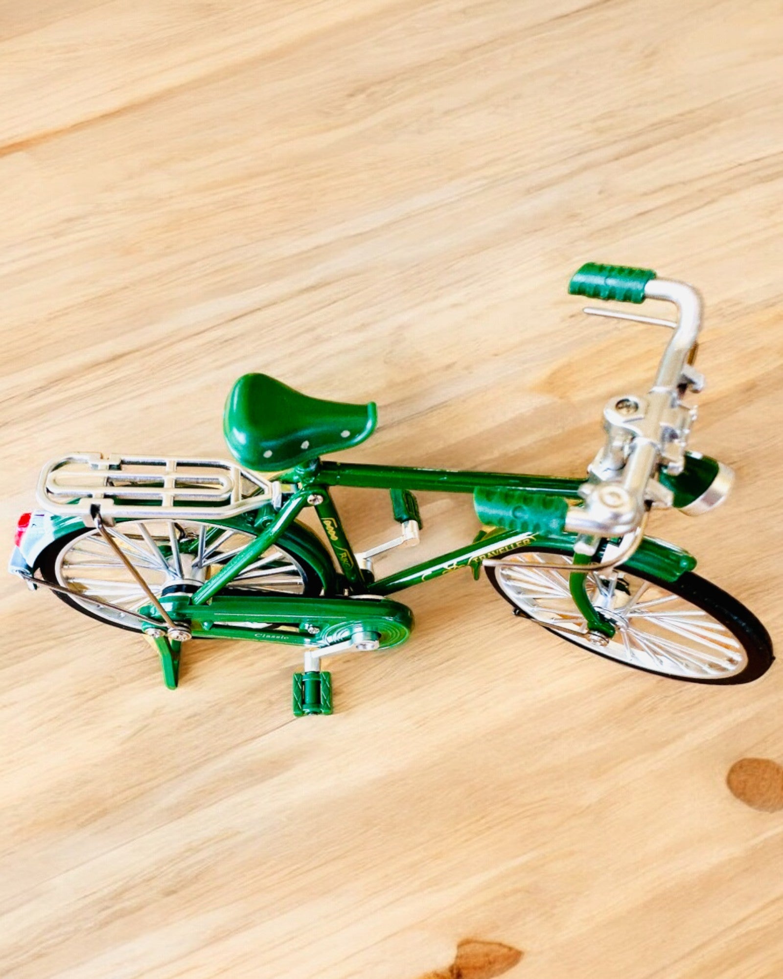 Model af cyklen "Retro Classic" - Miniature med Gravering, ideel som gave