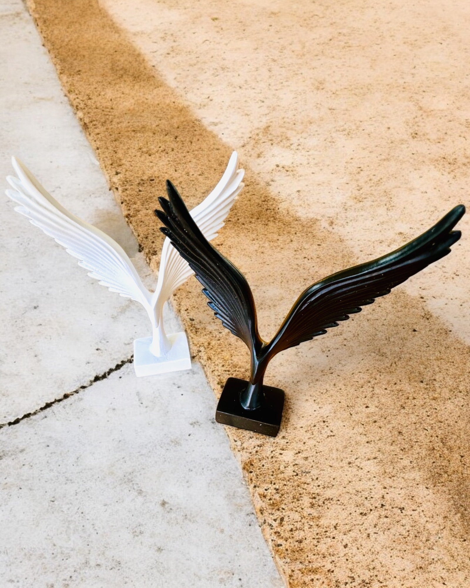 Elegant Englevinge Figur 15 cm høj – "Skræmmende Vogtere", mulighed for personlig gravering som gave, personalisering, 2 farvevarianter