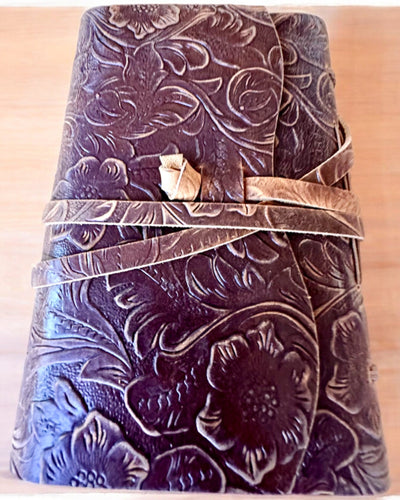 Premium Lædernotesbog "Naturens Elegance" - 200 sider, 120g, notesbog, skitsebog, 2 farver at vælge imellem, personliggørelse med gravering