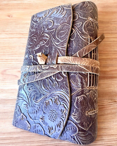 Premium Lædernotesbog "Naturens Elegance" - 200 sider, 120g, notesbog, skitsebog, 2 farver at vælge imellem, personliggørelse med gravering