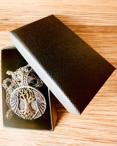 Halskæde "Livets Træ" i rustfrit stål med personalisering, med symbolet Aegishjalmur, (Frygtens Hjelm)