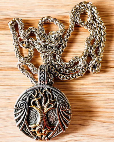 Halskæde "Livets Træ" i rustfrit stål med personalisering, med symbolet Aegishjalmur, (Frygtens Hjelm)