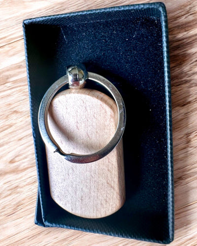Elegant træ-nøglering med mulighed for personlig gravering – ideel som gave