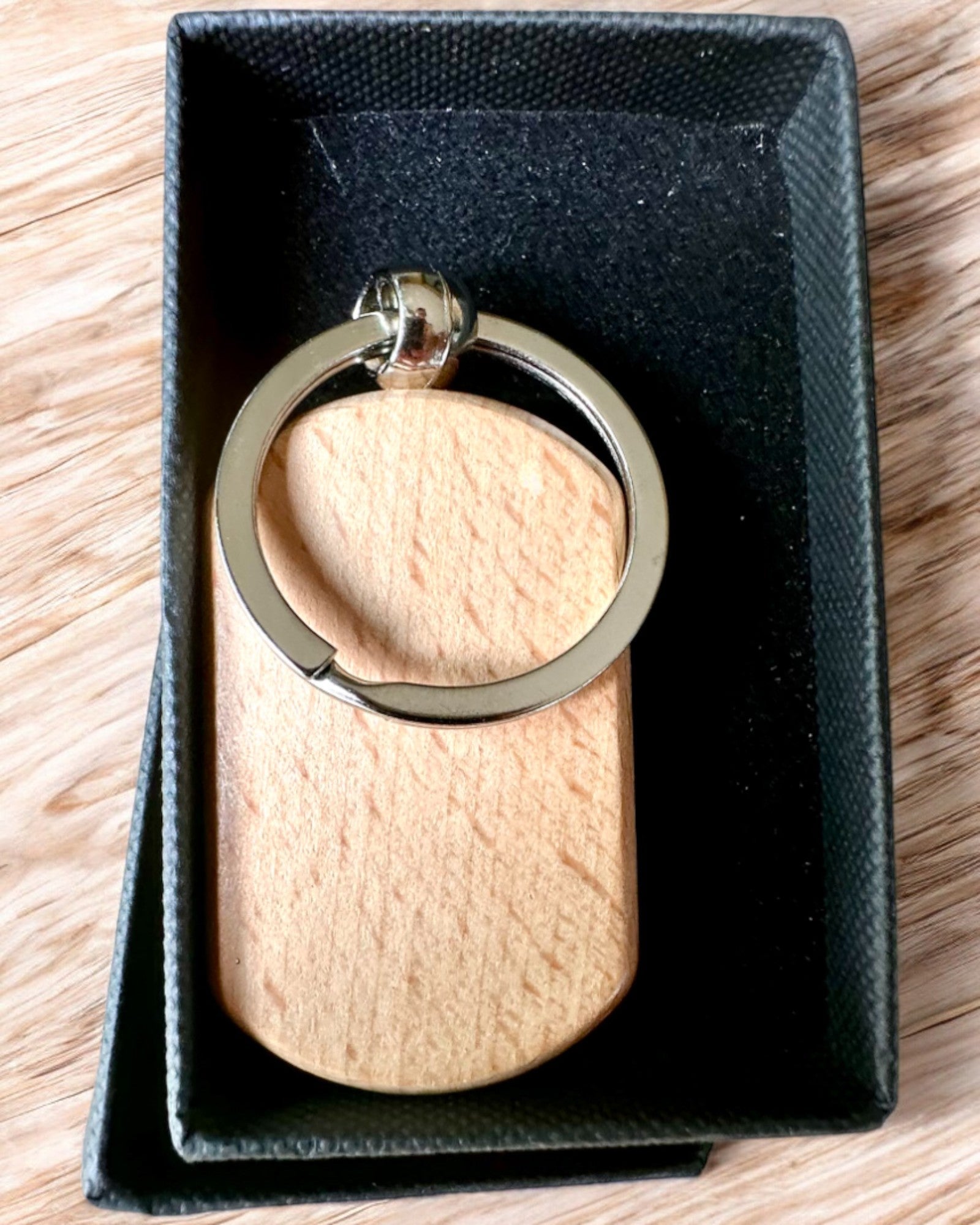 Elegant træ-nøglering med mulighed for personlig gravering – ideel som gave
