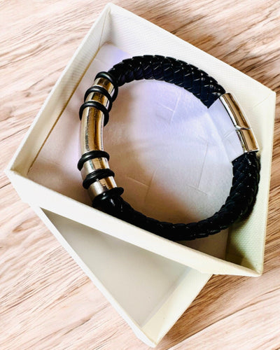 Moderne Hip Hop Armbånd til Mænd med Personlig Gravering og Magnetisk Lukning – Vælg Stil med Sølv- eller Gulddetaljer, 22cm PU Læder