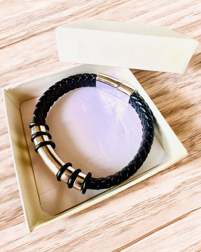 Moderne Hip Hop Armbånd til Mænd med Personlig Gravering og Magnetisk Lukning – Vælg Stil med Sølv- eller Gulddetaljer, 22cm PU Læder