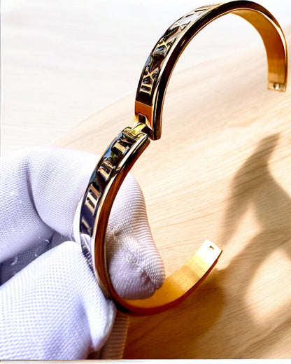 Armbånd "Czas Elegancji" - farve guld Rustfrit Stål med Romertal, mulighed for personlig gravering