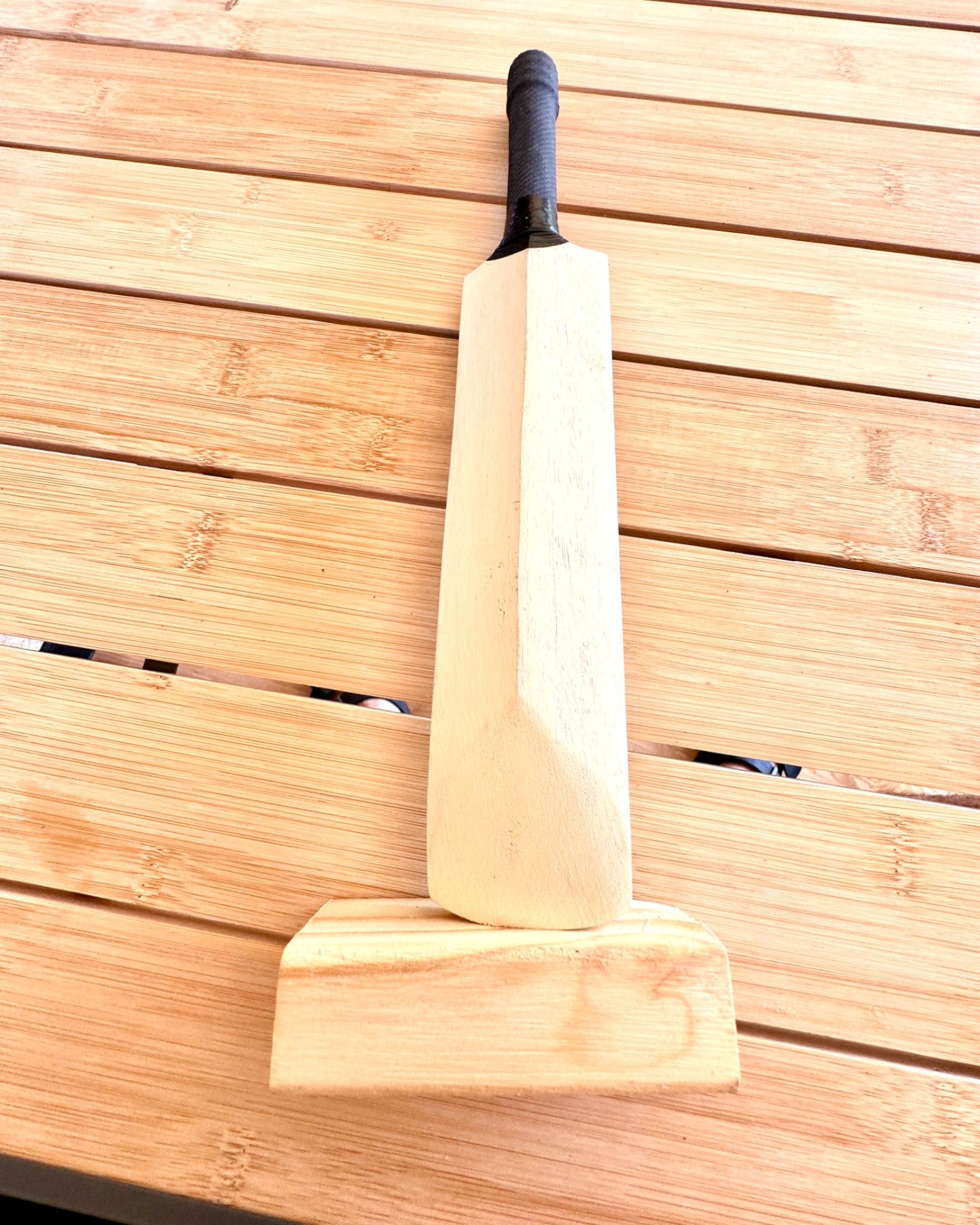 Træ Cricketbat med Stand - dekoration, Ideel som Gave med Mulighed for Gravering