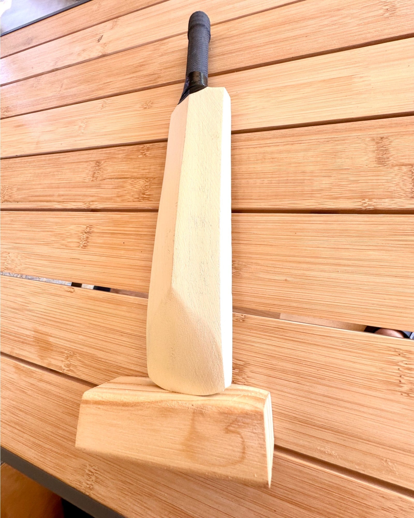 Træ Cricketbat med Stand - dekoration, Ideel som Gave med Mulighed for Gravering