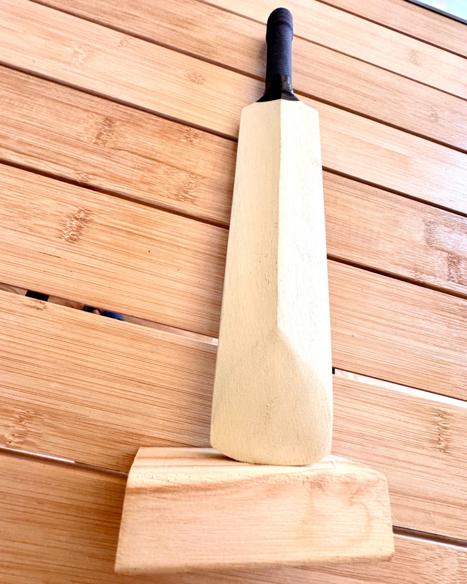 Træ Cricketbat med Stand - dekoration, Ideel som Gave med Mulighed for Gravering
