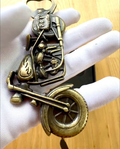 Flaskeåbner formet som en motorcykel - personliggørelse med gravering som gave