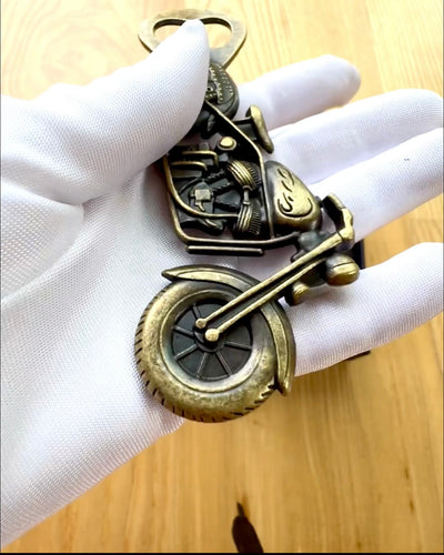 Flaskeåbner formet som en motorcykel - personliggørelse med gravering som gave