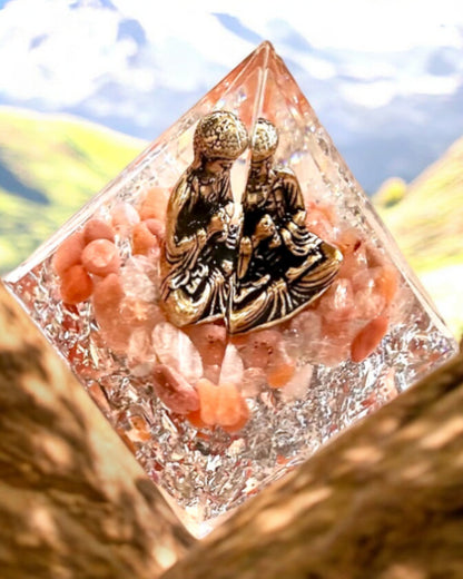 Energipyramide "Meditation af Ro" med Ædelsten