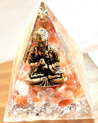 Energipyramide "Meditation af Ro" med Ædelsten