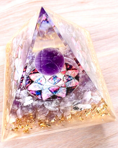 Orgonitisk energipyramide "Amethyst Star" med ametystkrystaller