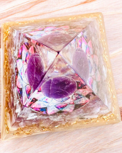 Orgonitisk energipyramide "Amethyst Star" med ametystkrystaller