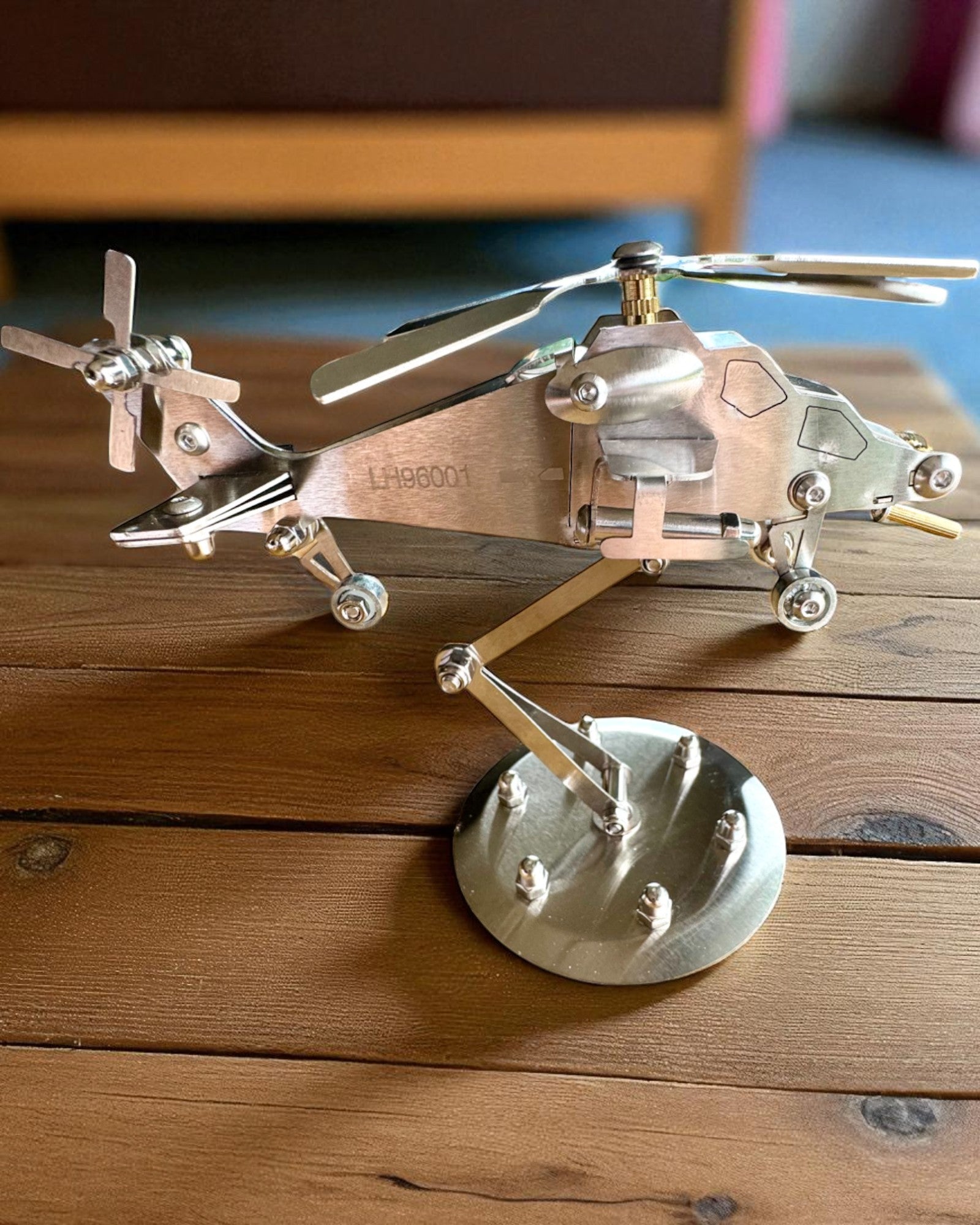 Metalmodel af helikopteren "SkyRider" – Justerbart skrivebordsstativ med personlig gravering som gave