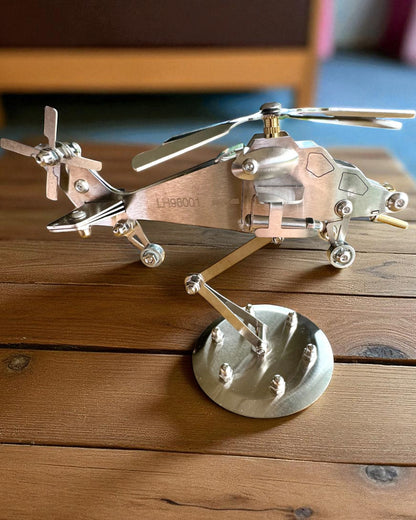 Metalmodel af helikopteren "SkyRider" – Justerbart skrivebordsstativ med personlig gravering som gave