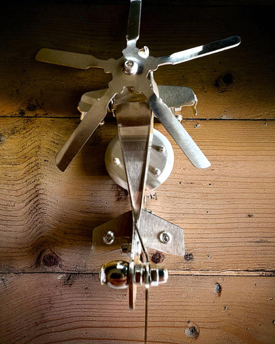 Metalmodel af helikopteren "SkyRider" – Justerbart skrivebordsstativ med personlig gravering som gave