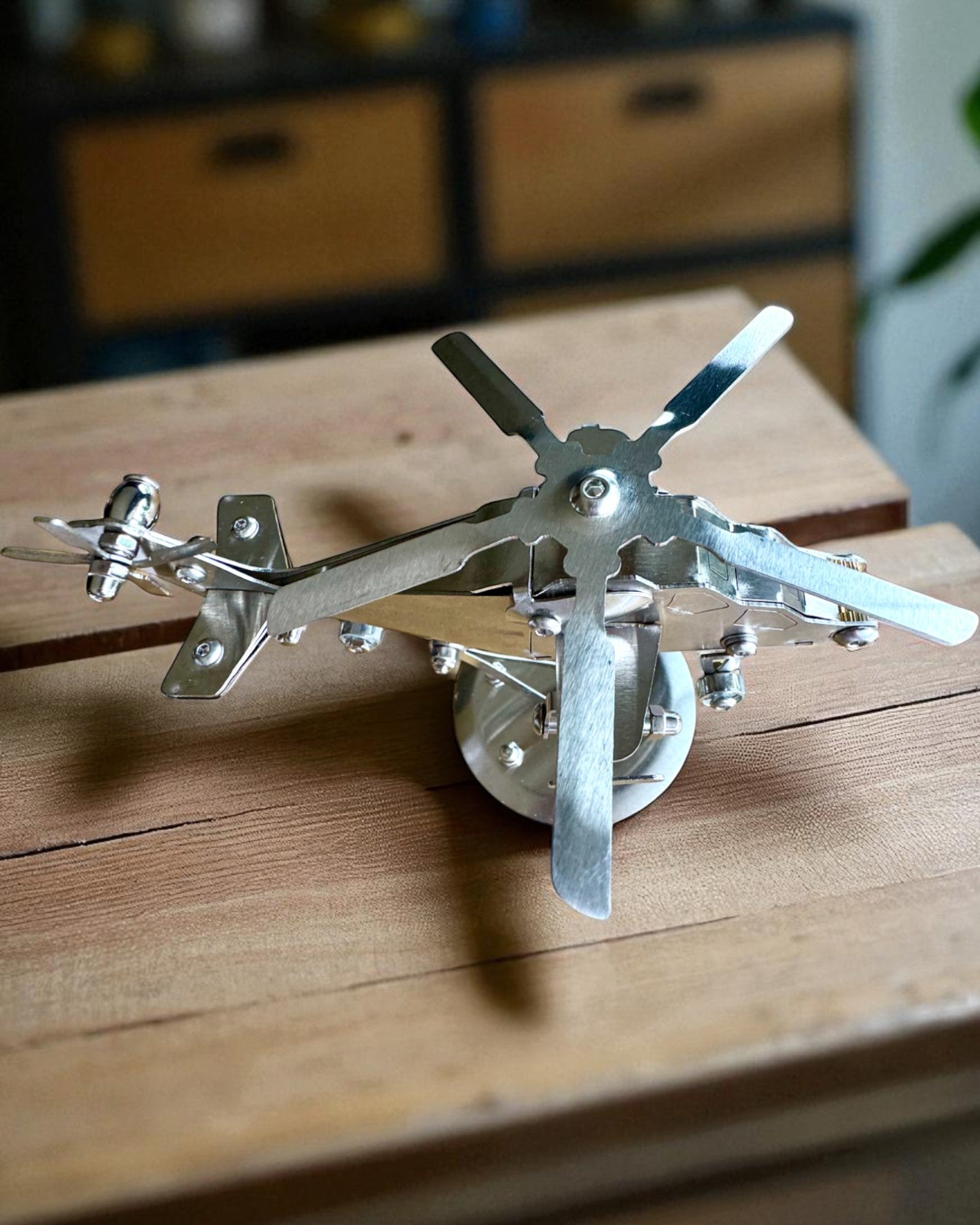 Metalmodel af helikopteren "SkyRider" – Justerbart skrivebordsstativ med personlig gravering som gave