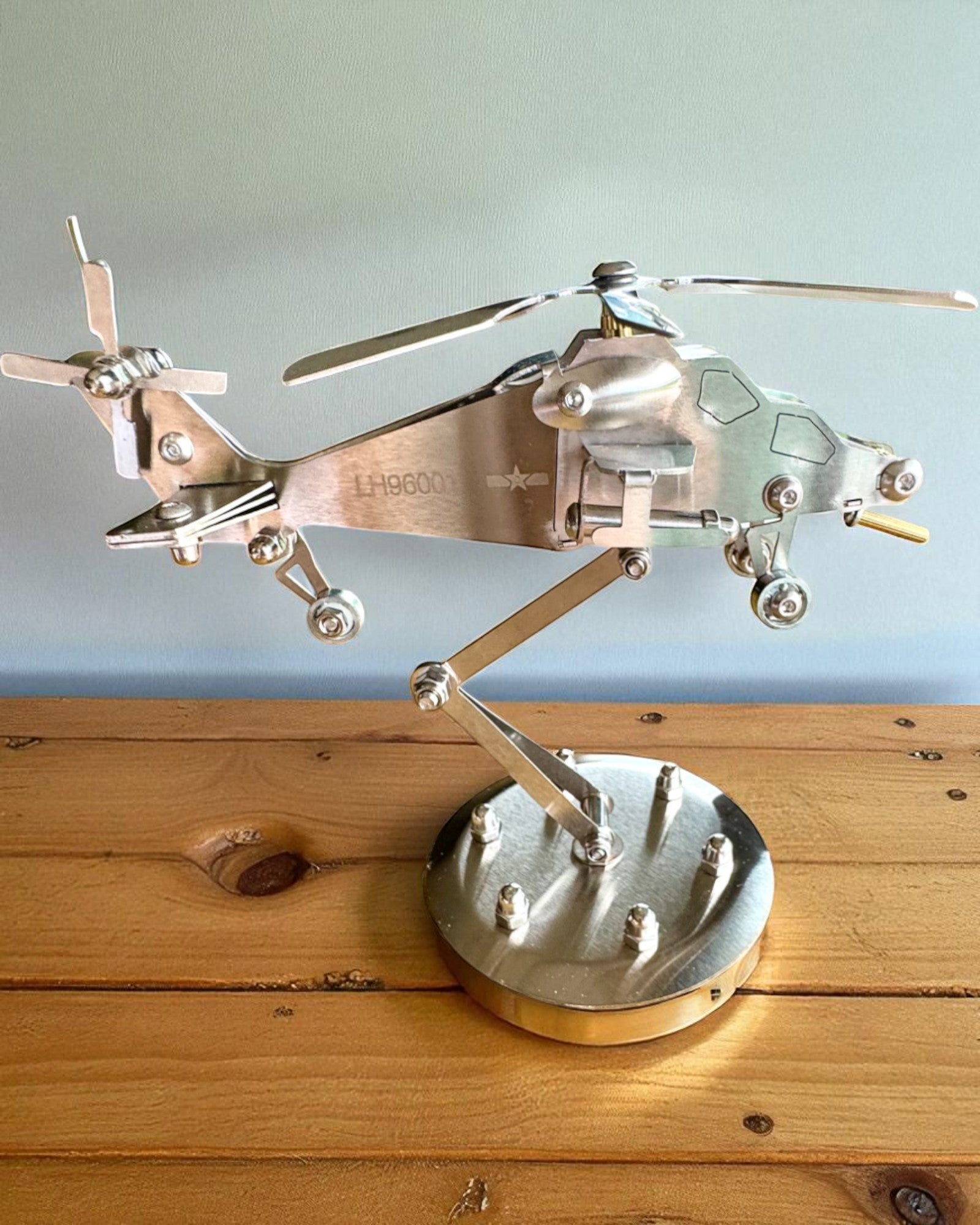 Metalmodel af helikopteren "SkyRider" – Justerbart skrivebordsstativ med personlig gravering som gave