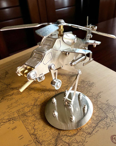 Metalmodel af helikopteren "SkyRider" – Justerbart skrivebordsstativ med personlig gravering som gave