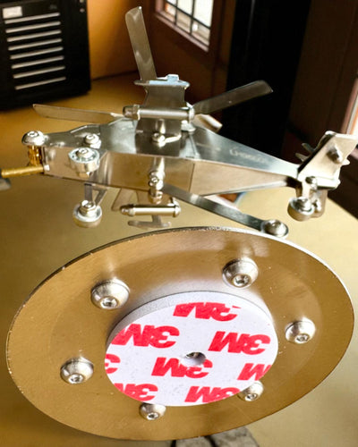 Metalmodel af helikopteren "SkyRider" – Justerbart skrivebordsstativ med personlig gravering som gave