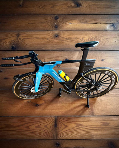 Miniaturemodel af triathloncykel "SpeedStorm 1.2" personalisering med gravering som gave